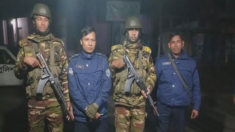 কবরস্থান থেকে পিস্তল-ম্যাগাজিনসহ দেশীয় অস্ত্র উদ্ধার